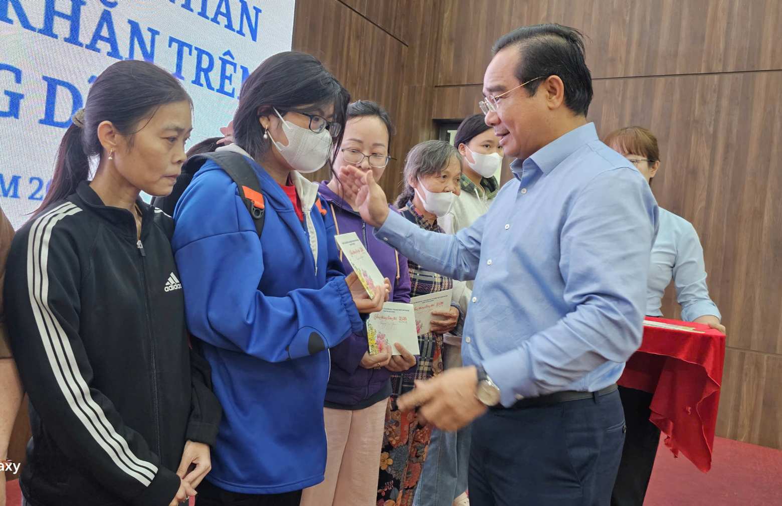 Ông Nguyễn Văn Được - Chủ tịch UBND TPHCM trao quà và động viên người dân. Ảnh: Đình Trọng