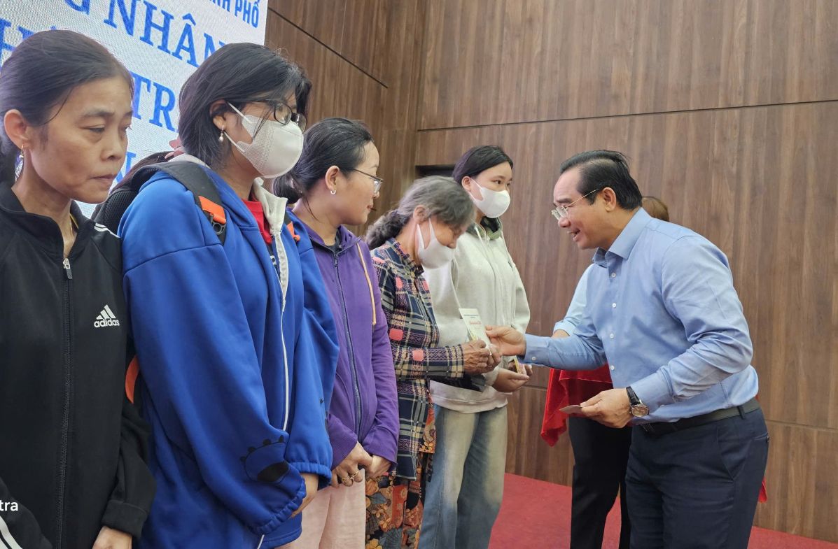 Mr. Nguyen Van Duoc - Chairman of Ho Chi Minh City People's Committee visits and gives gifts to people in difficult circumstances. Photo: Dinh Trong