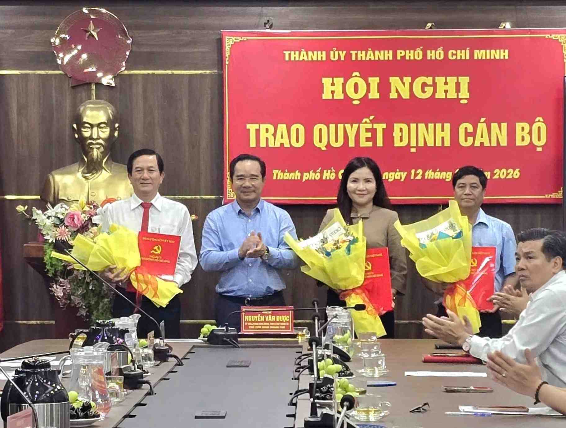 Ông Nguyễn Văn Được - Chủ tịch UBND TPHCM trao các quyết định công tác nhân sự. Ảnh: Trang thông tin phường Dĩ An