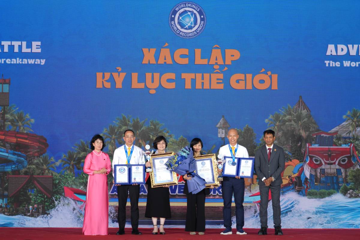 Trao giấy chứng nhận xác lập kỷ lục thế giới đối với 2 trò chơi tại công viên nước Vũng Tàu Aqua Adventure. Ảnh: Thành An