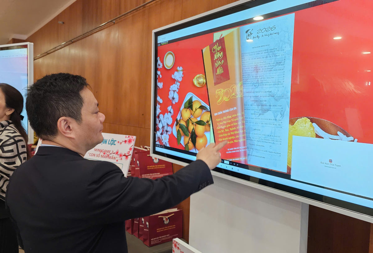 People experience reading newspapers on a digital platform with digitized publications. Photo: Doan Hung