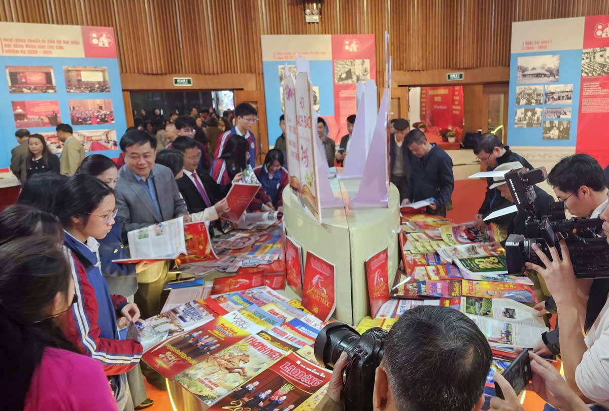 Không gia trưng bày hơn 300 ấn phẩm báo chí. Ảnh: Đoàn Hưng