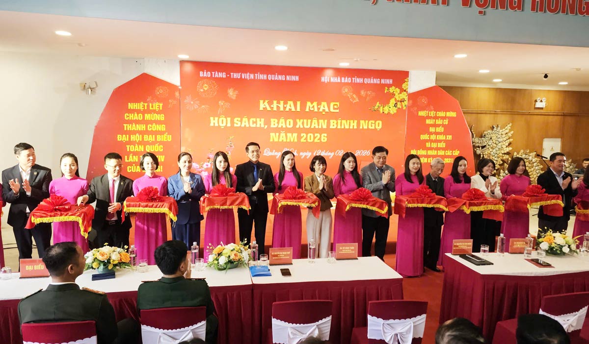 Các đại biểu cắt băng khai mạc Hội Sách - Báo xuân. Ảnh: Đoàn Hưng