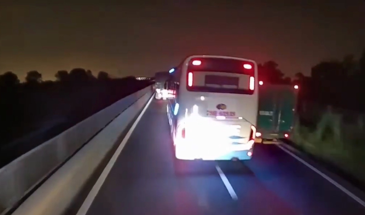 Thời điểm xe khách vi phạm và bị xử phạt. Ảnh: Cảnh sát Giao thông 