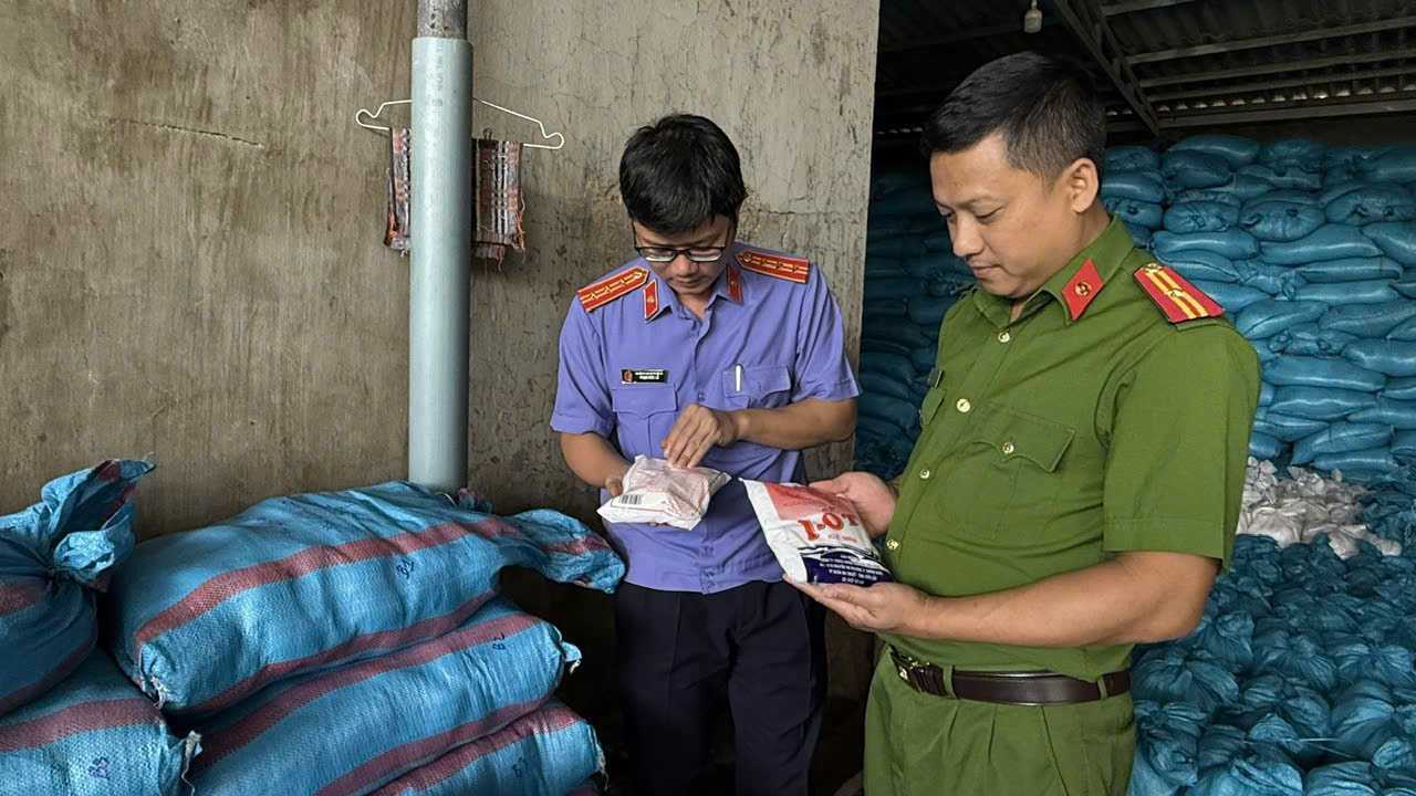 Cơ quan chức năng kiểm tra cơ sở kinh doanh của bà Văn Thị Ơn, đồng thời khởi tố và xử lý đối tượng theo đúng quy định của pháp luật. Ảnh: Công an cung cấp