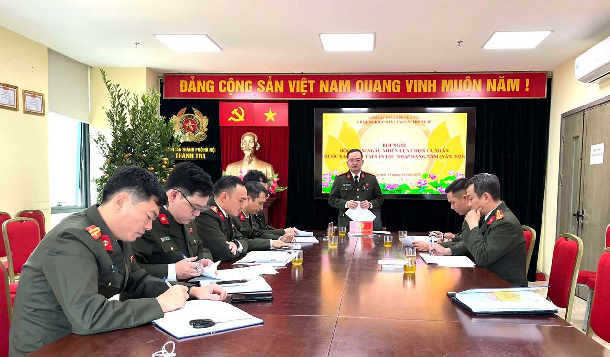 Colonel Doan Duc Thang - Chief Inspector of Hanoi Police Department, Head of the Asset and Income Control Agency of Hanoi Police Department delivered a dissemination speech. Photo: Hanoi Police