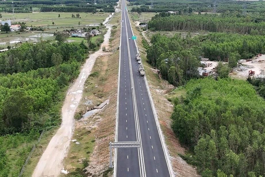 Cao tốc Quảng Ngãi - Hoài Nhơn có 4 làn xe. Ảnh: Viên Nguyễn