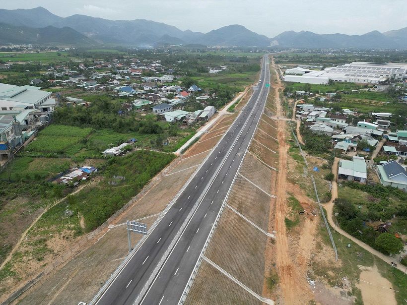 Cao tốc Hoài Nhơn - Quy Nhơn và một phần tuyến cao tốc Quy Nhơn - Chí Thạnh sẽ được thông xe vào lúc 22h tối nay. Ảnh: Hoài Luân