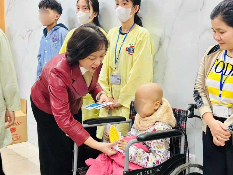 Cô Hường, Hiệu trưởng Trường Tiểu học Thịnh Hào trao quà Tết cho bệnh nhi. Ảnh: Nhà trường cung cấp