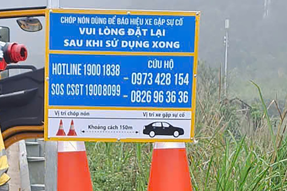The point where the warning cone is placed is arranged along the expressway by the traffic police force in coordination with functional units. Photo: Police provided