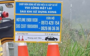 Traffic police place warning lights along highways, drivers can use them when encountering problems