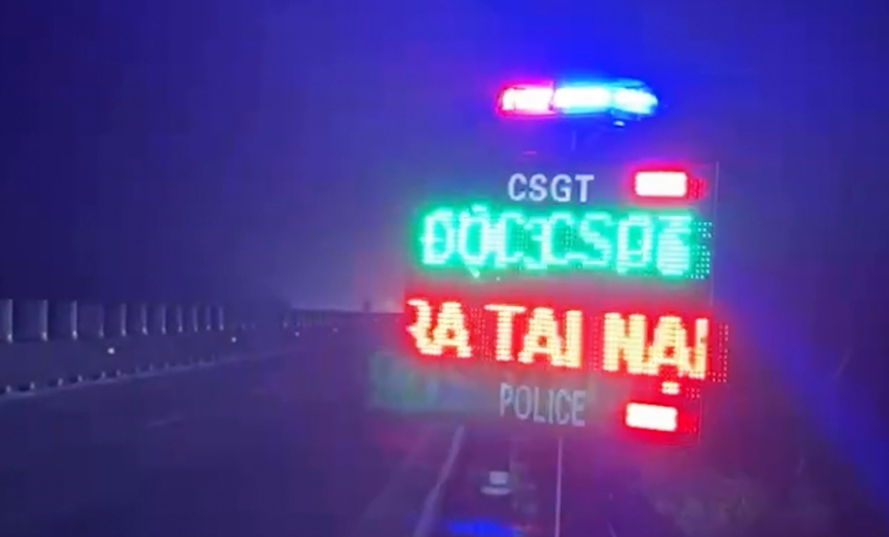 Bảng điện tử, đèn cảnh báo đặt tại điểm đen tai nạn giao thông trên cao tốc. Ảnh: Cục CSGT