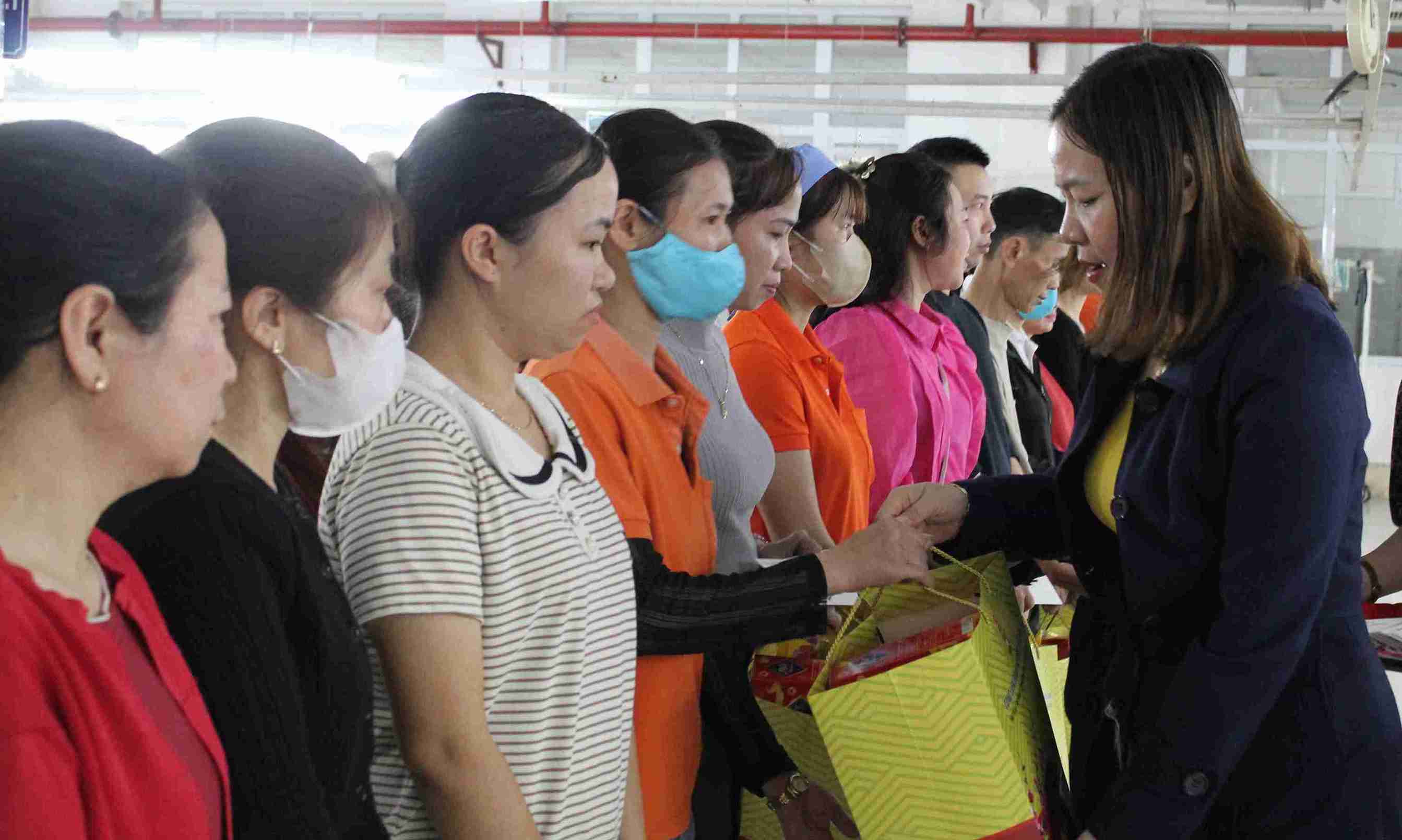 Ms. Do Thi Huong - Chairwoman of Hung Yen Provincial Labor Federation presents gifts to workers at the workshop. Photo: Mai Huong