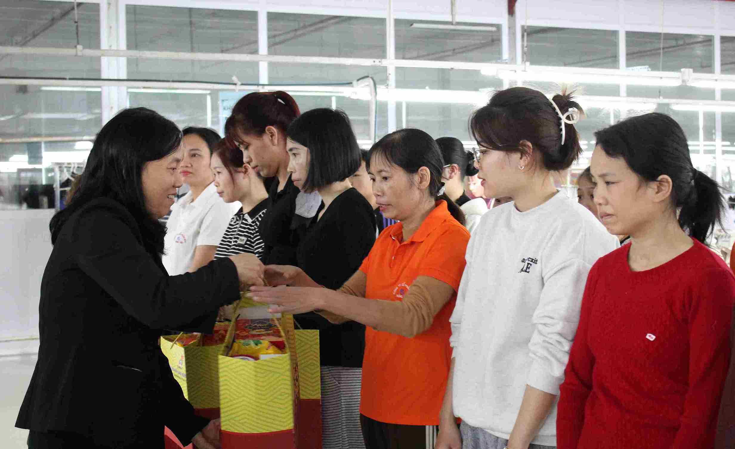 Bà Phạm Thị Thắng - Phó Chủ tịch LĐLĐ tỉnh Hưng Yên trao quà tới công nhân lao động. Ảnh: Mai Hương