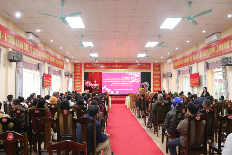 Toàn cảnh buổi trao quà cho đoàn viên, lao động tại xã Chấn Thịnh, tỉnh Lào Cai. Ảnh: Mạnh Hùng