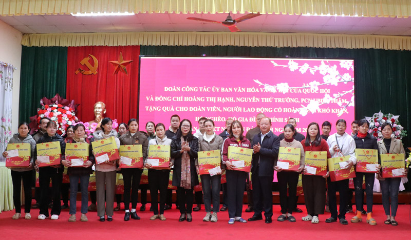 Trao quà cho đoàn viên Công đoàn phường Nghĩa Lộ. Ảnh: Mạnh Hùng