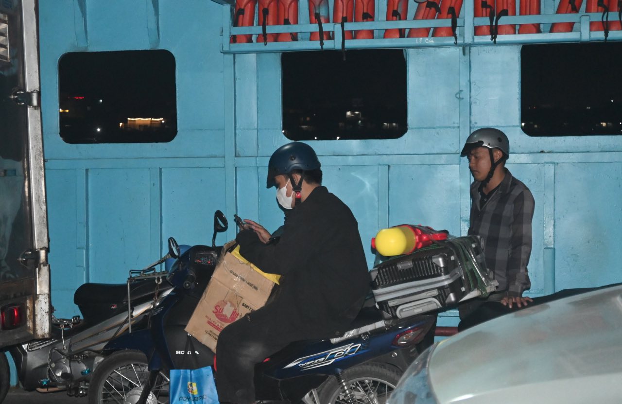 Người lao động háo hức trở về sum họp sau nhiều tháng xa nhà. Ảnh: Thành Nhân