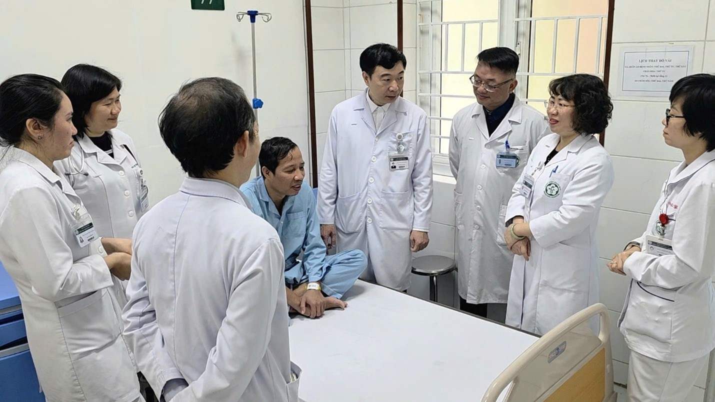 Regaining life and bright eyes for patients by doctors at Bach Mai Hospital. Photo: Nguyen Ha