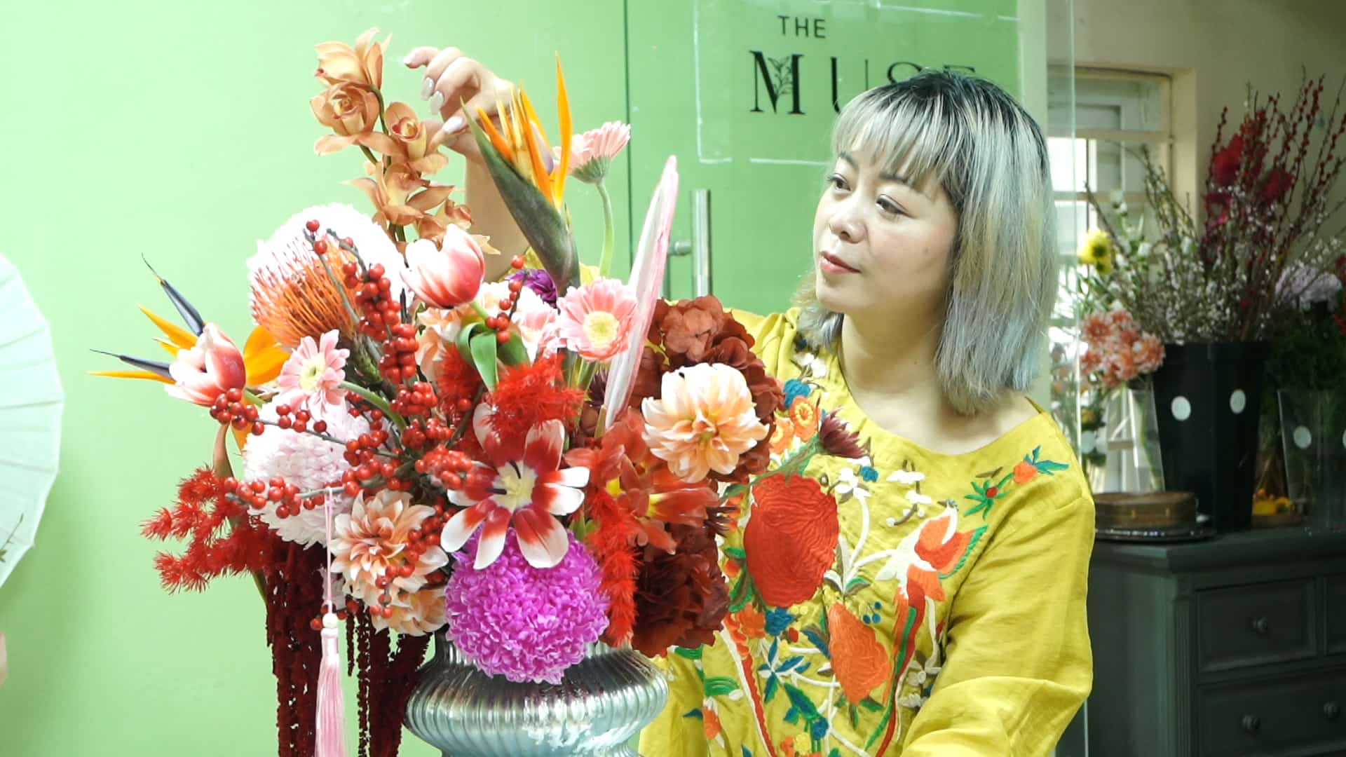 Theo nghệ nhân, mỗi bình hoa nên có một màu chủ đạo rõ ràng để tạo điểm nhấn hài hòa. Ảnh: Huyền Anh