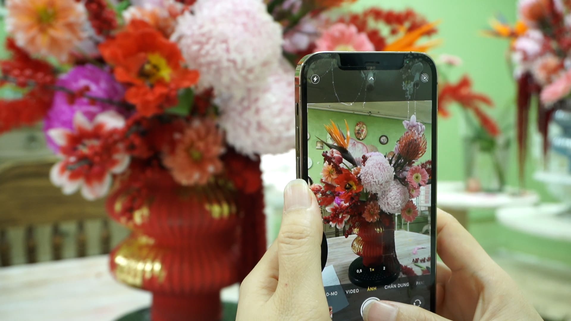 Hoa tươi không chỉ làm đẹp mà còn mang lại cảm giác khởi đầu mới đầy hy vọng. Ảnh: Huyền Anh