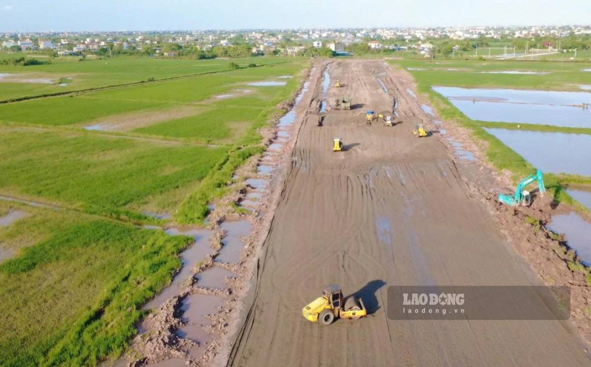 Construction of Ninh Binh - Hai Phong expressway in the days leading up to Tet. Photo: Luong Ha