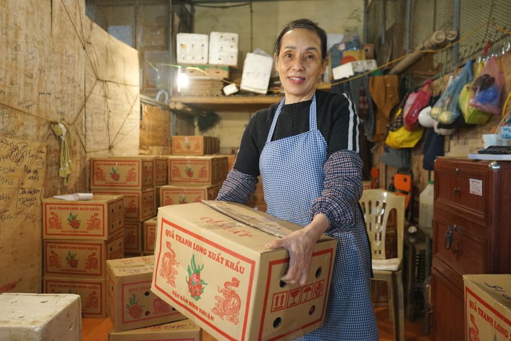 Bà Đỗ Thị Vang (tiểu thương buôn hoa quả tại chợ đầu mối Đông Hương) chia sẻ về việc buôn bán tại phiên chợ ngày cận Tết. Ảnh: Quách Du