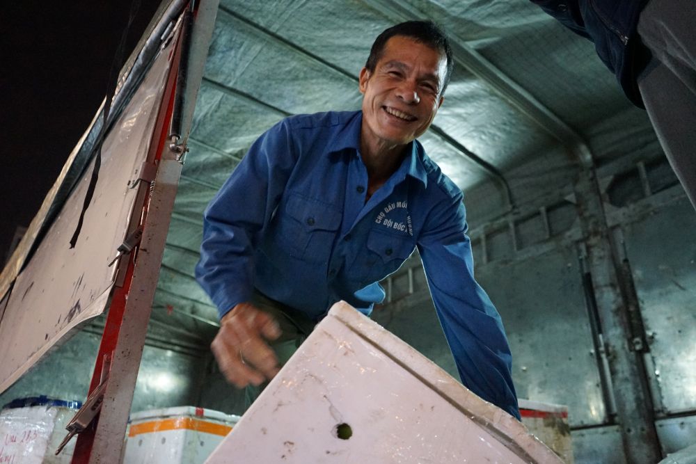 Những ngày áp Tết là “thời điểm vàng” để người bốc vác thuê kiếm thêm thu nhập, trang trải cho cái Tết cùng gia đình. Ảnh: Quách Du