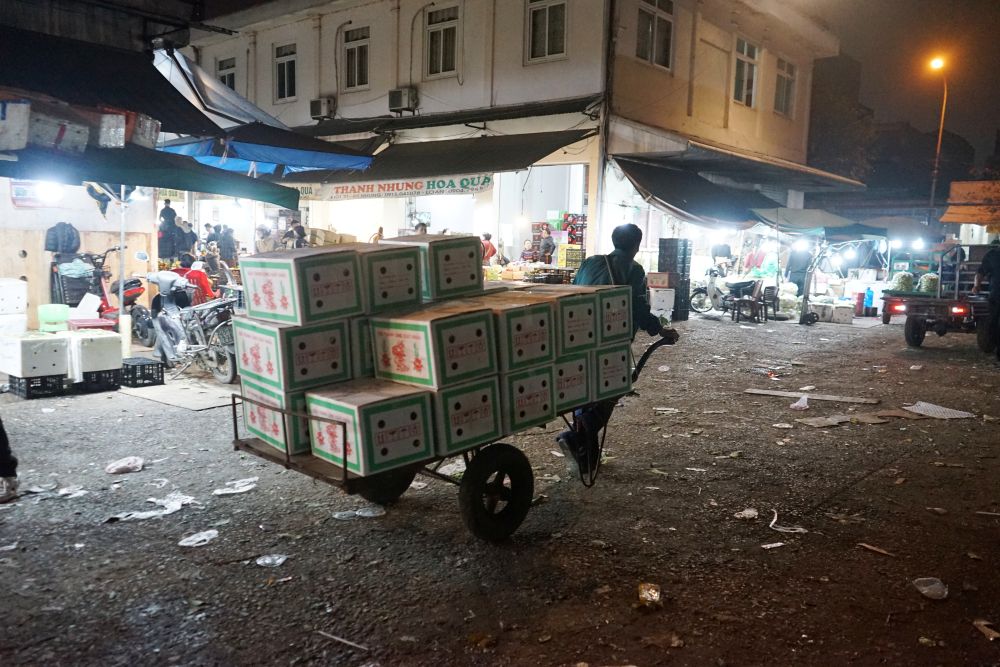 Cảnh lao động không ngừng nghỉ tại phiên chợ những ngày cuối năm. Ảnh: Quách Du