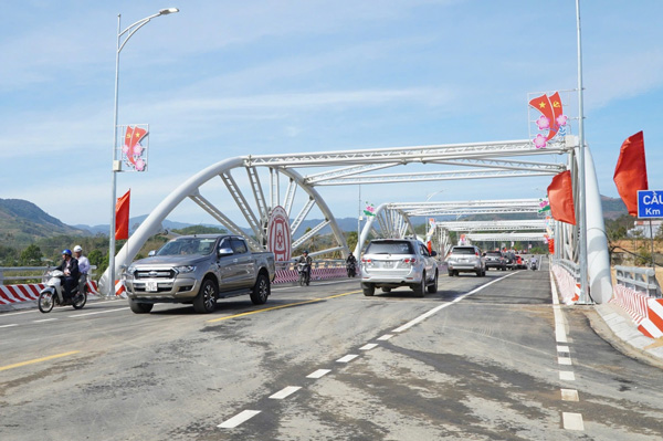 Opening to traffic on bridge 16/5 in the center of Dak Pek commune. Photo: Van Tung