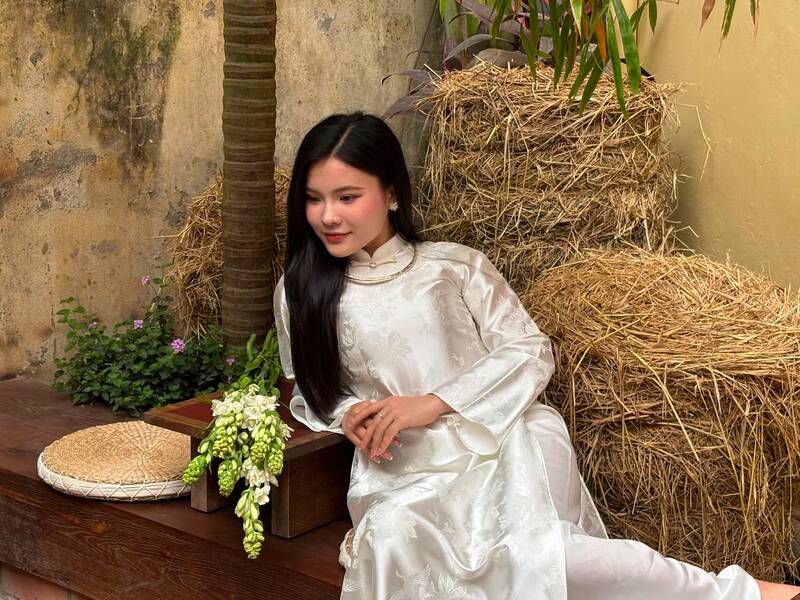 Quán hút khách chụp ảnh áo dài dịp Tết. Ảnh: Mạnh Tiến