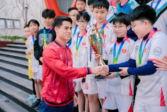 Học sinh giao lưu với cầu thủ U23 Việt Nam. Ảnh: BTC