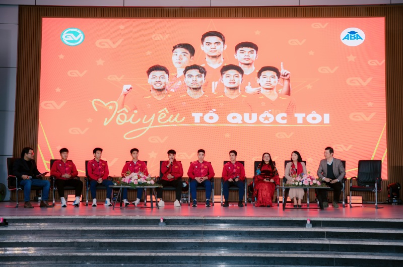 Các cầu thủ U23 Việt Nam giao lưu với học sinh trường THCS Giảng Võ 2. Ảnh: BTC