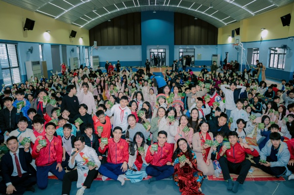 Cầu thủ tham gia hoạt động gói bánh chưng. Ảnh: BTC