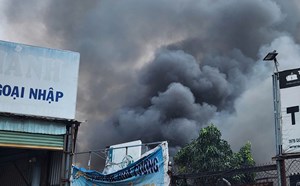 House fire in Ho Chi Minh City, black smoke rises tens of meters high