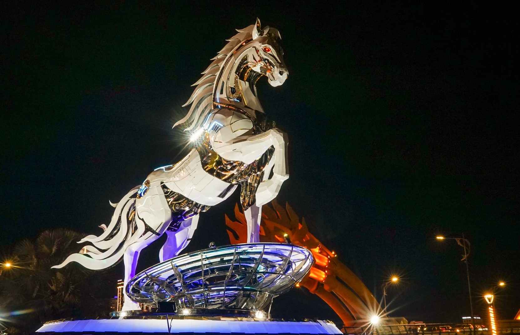 Linh vật Kim mã 4.0 đặt tại đầu cầu Rồng - bờ tây sông Hàn. Ảnh: An Thượng