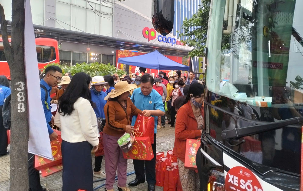 Departing "Happy Bus - Together with Saigon Co.op to return home for Tet", bringing Tet to workers. Photo: T.Khanh