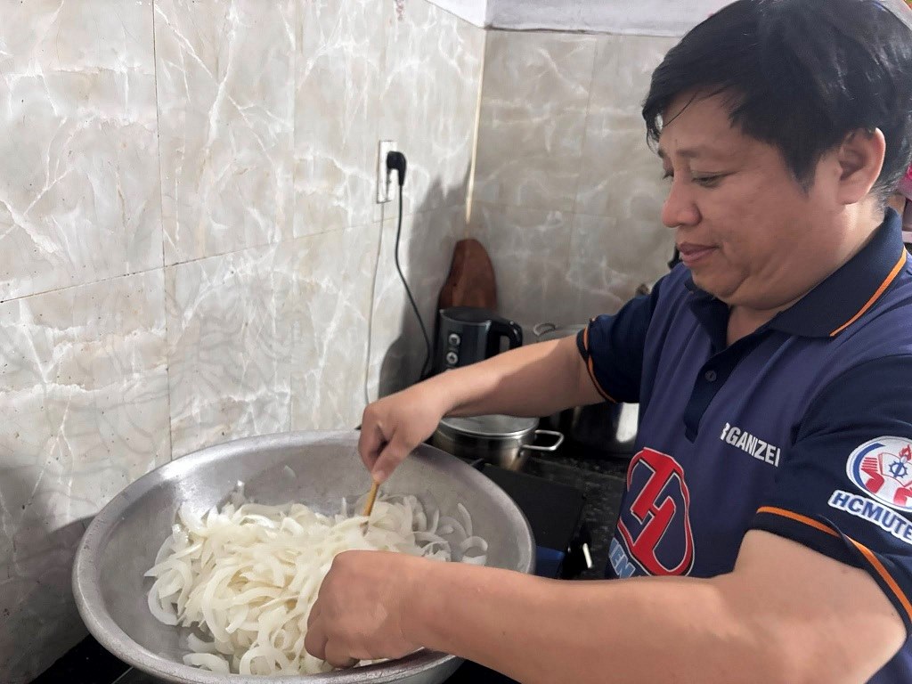 Thầy Ngô Khắc Vũ, giáo viên Trường THPT số 2 Mộ Đức cho biết mình đã nhận thưởng Tết theo Nghị định 73/2024/NĐ-CP. Ảnh: Viên Nguyễn