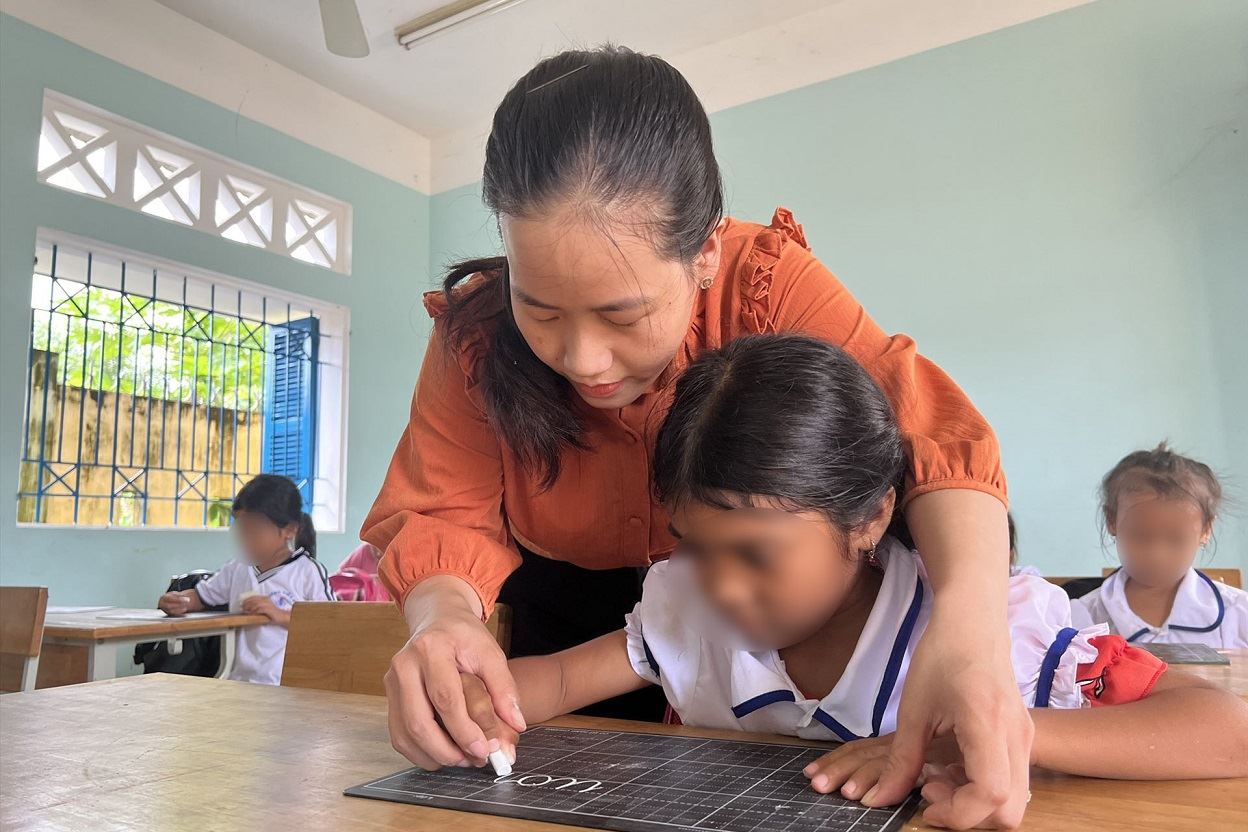 Ms. Vo Thi Kieu Trinh - teacher of Binh Tan Primary School (Tay Son commune, Gia Lai) has been paid 14.5 million VND according to Decree 73/2024/ND-CP. Photo: Hoai Phuong
