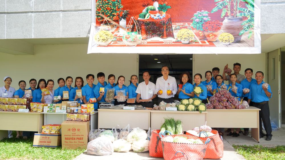 Ban Giám đốc Bệnh viên cùng CĐCS, đoàn viên, người lao động tham gia mô hình Chợ Tết Sản nhi năm 2026. Ảnh: Phương Anh