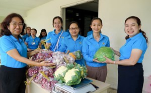 Soc Trang Obstetrics and Pediatrics Trade Union goes to Tet market to help union members and workers