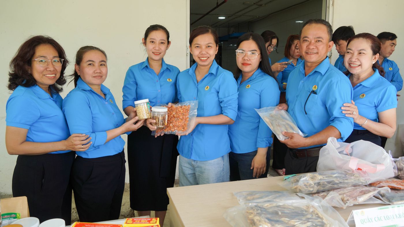 Mô hình “Chợ Tết Sản Nhi” góp phần chăm lo đời sống đoàn viên, người lao động dịp Tết Nguyên đán. Ảnh: Phương Anh