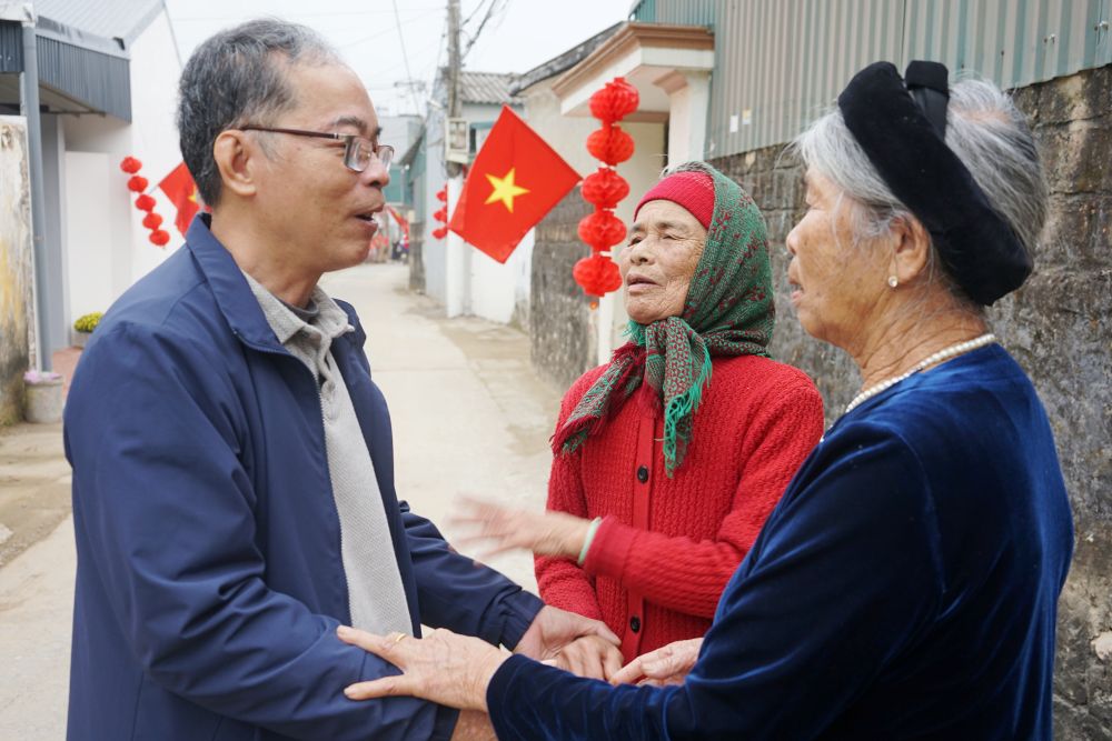 Cái nắm tay thân tình và câu chuyện rôm rả của những người con làng cổ Đông Sơn đi xa, khi trở về gặp lại người bà, người chị thân quen trong dịp Tết Nguyên đán. Ảnh: Quách Du