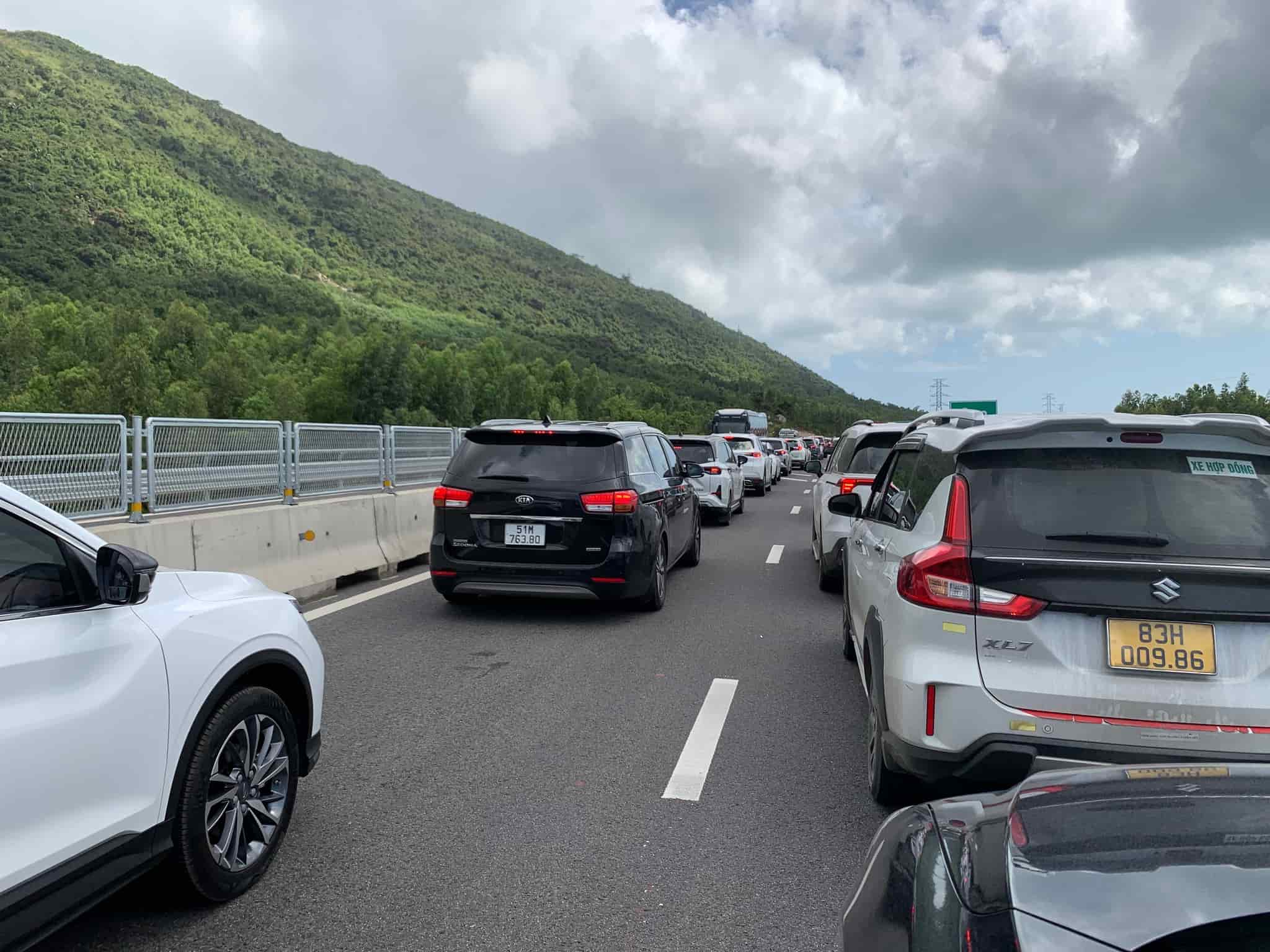 Đến chiều 25 tháng Chạp, tình trạng kẹt xe vẫn còn xảy ra trên tuyến Quốc lộ 1. Ảnh: Đại Lãnh