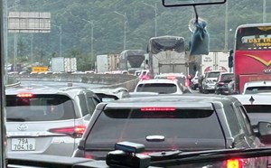 National Highway 1 section passing through Khanh Hoa is still heavily congested due to traffic continuing to return home