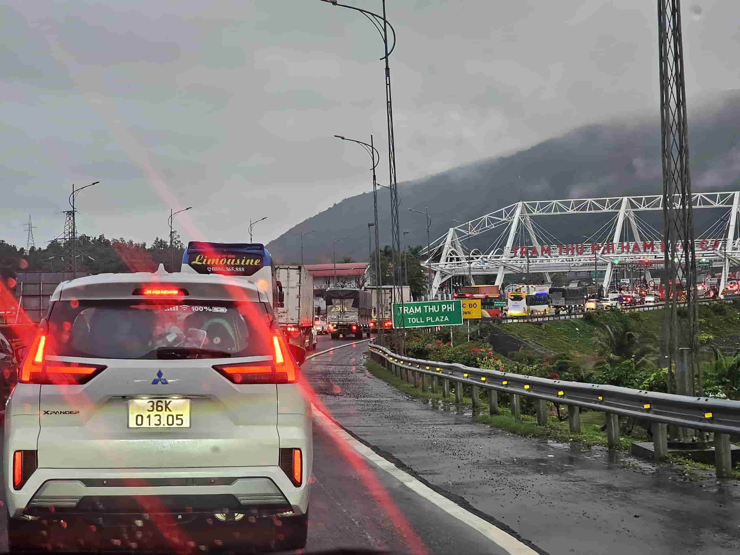 Xe tập trung qua trạm thu phí cũng làm gia tăng áp lực giao thông trong dịp Tết. Ảnh: Hữu Long