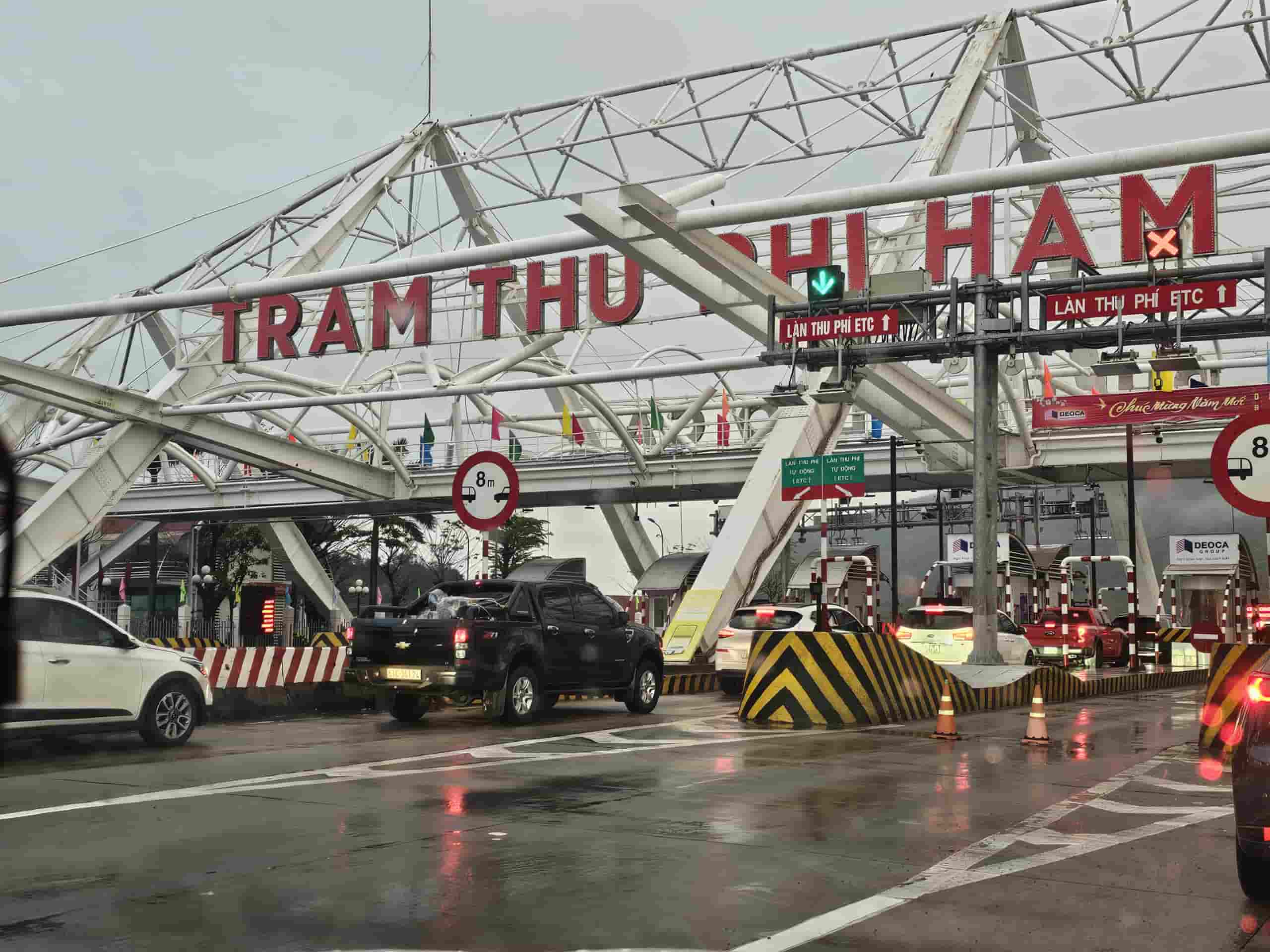 Tại khu vực trạm thu phí hầm Đèo Cả, các phương tiện di chuyển rất chậm. Ảnh: Hữu Long  