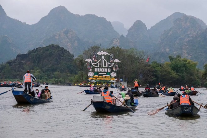 Tourists visit and flock to the Perfume Pagoda festival. Photo: Ngoc Trang