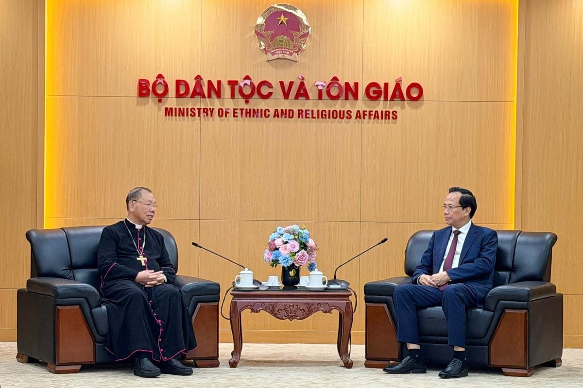 Bộ trưởng Bộ Dân tộc và Tôn giáo Đào Ngọc Dung tiếp Tổng Giám mục Tổng Giáo phận Hà Nội Giuse Vũ Văn Thiên. Ảnh: Mạnh Cường
