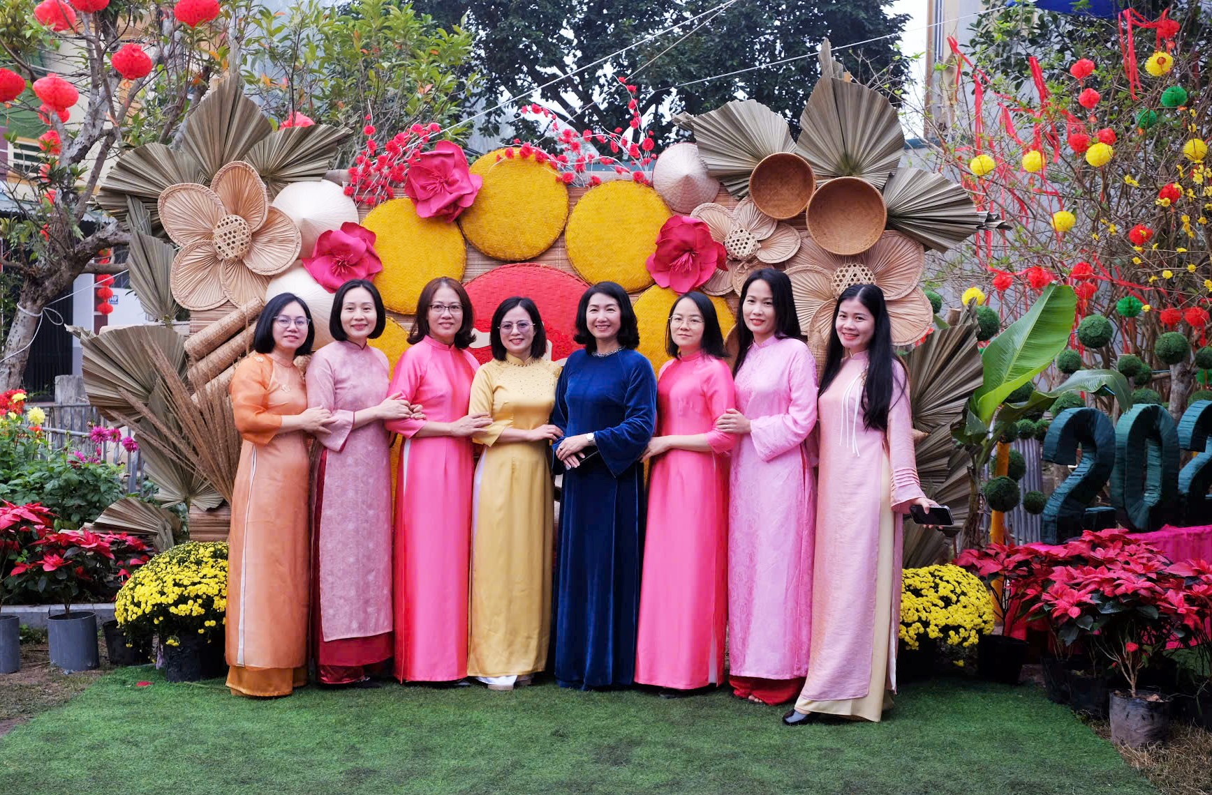 ... cho tới các khuôn viên trang trí sắc màu Tết để du khách check-in.