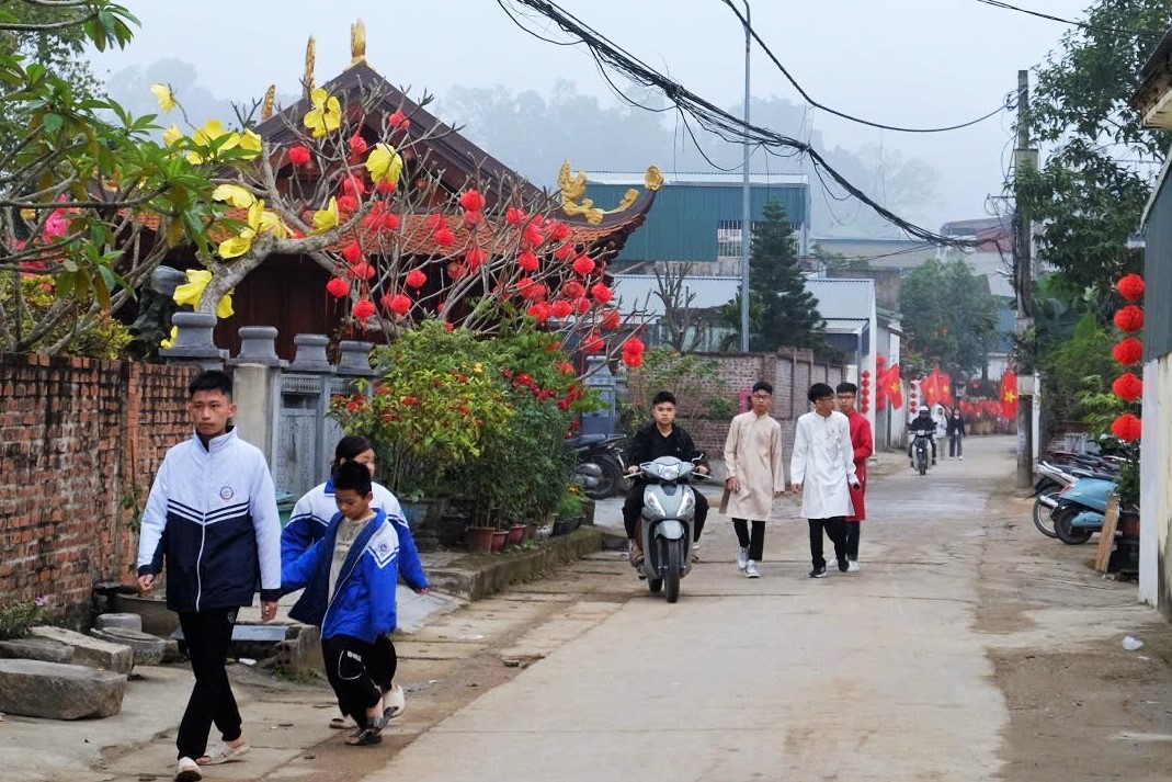 Ngôi làng có tuổi đời nghìn năm, gắn liền với các di chỉ khảo cổ học, cũng là nơi phát hiện ra nền văn hóa văn minh Đông Sơn nổi tiếng với trống đồng Đông Sơn. Dạo bước trong không khí Tết ở làng cổ Đông Sơn du khách có thể khám phá những ngôi nhà cổ trăm tuổi, các con ngõ cổ đậm nét rêu phong nay được trang trí rực rỡ sắc đỏ.